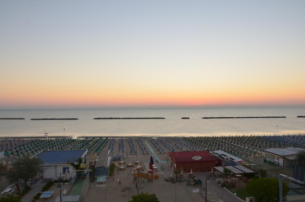 Hotel Nettuno Cesenatico Exterior photo